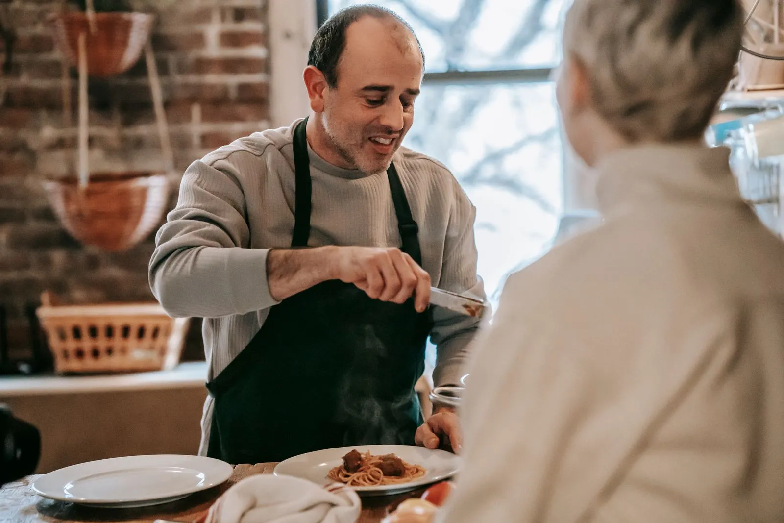 How to Choose a Date-Night Cooking Class